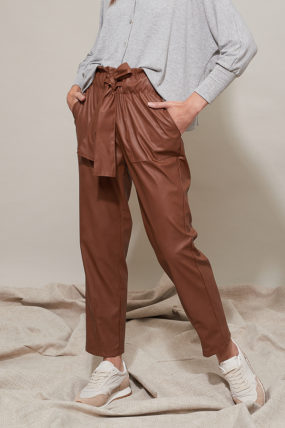 jogger cuerina toffee